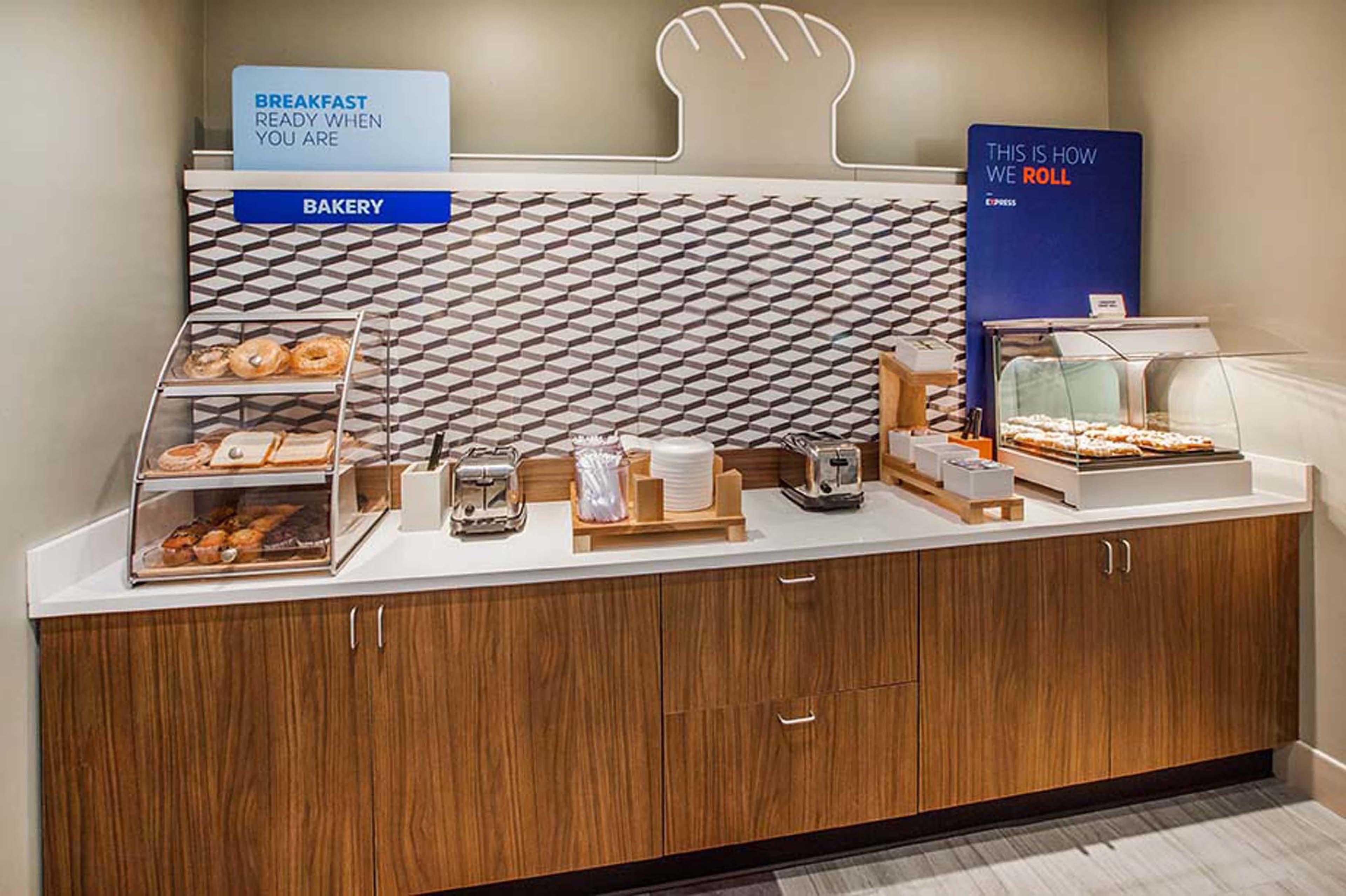 Holiday Inn Express & Suites - Medford By Ihg Екстер'єр фото