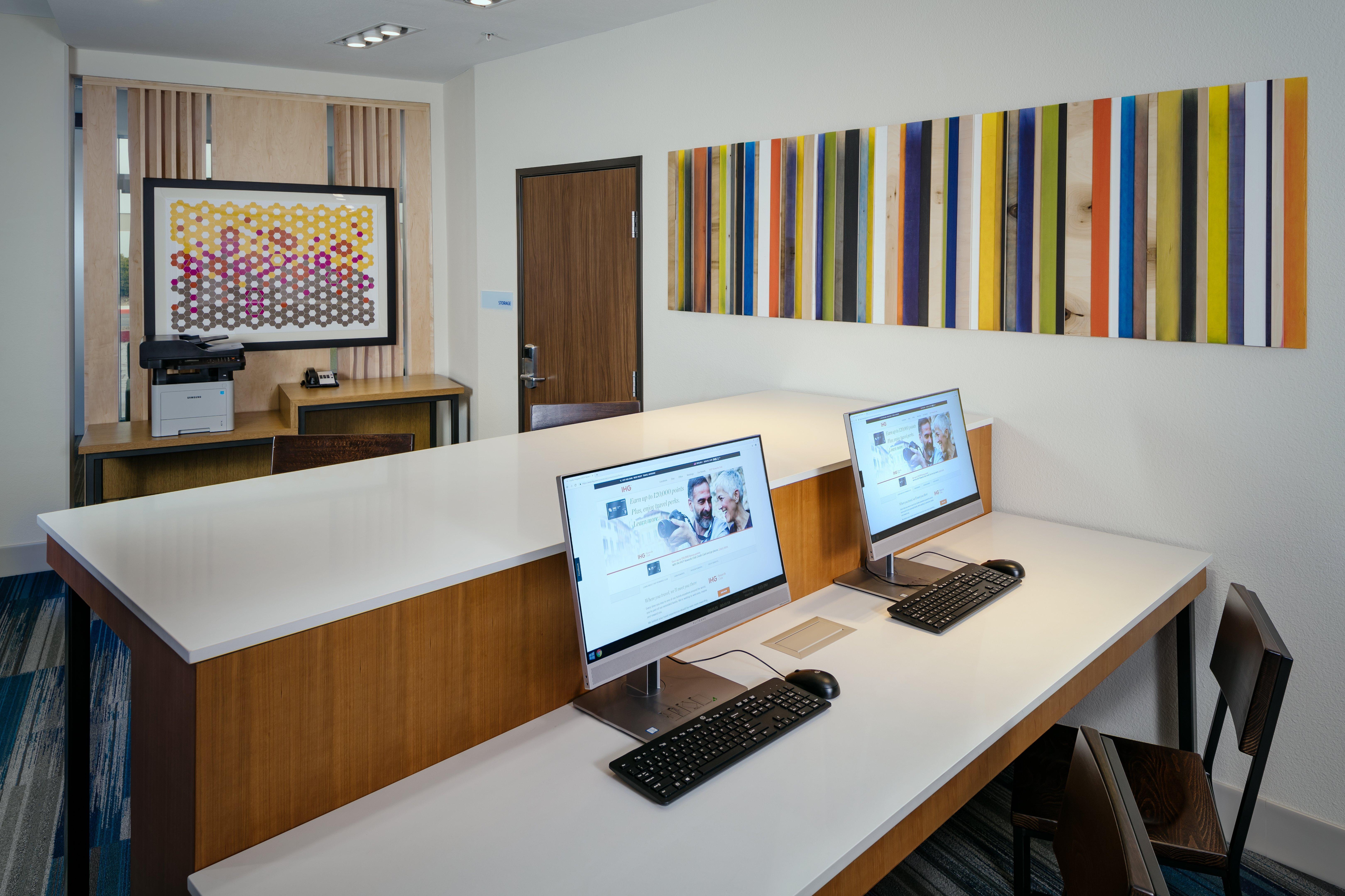 Holiday Inn Express & Suites - Medford By Ihg Екстер'єр фото